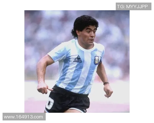 四号蓝色足球球星是谁 他在球场上的表现与成就分析 四号蓝色足球球星是谁 他在球场上的表现与成就分析