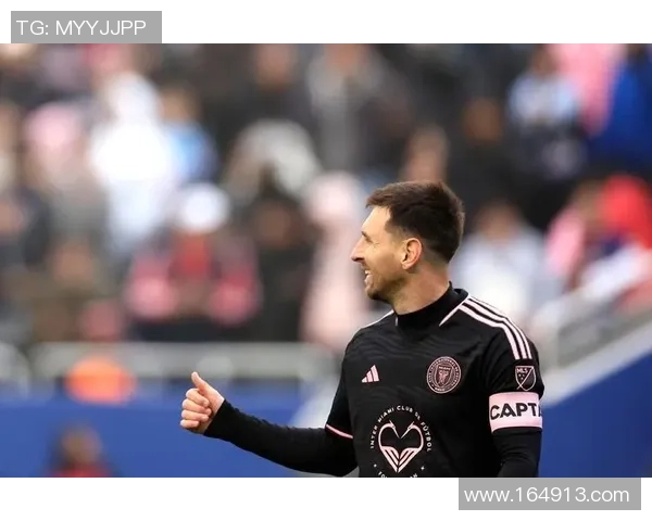 帅气球星在绿茵场上展现非凡技艺与风采,瞬间定格令人热血沸腾的精彩瞬间 帅气球星在绿茵场上展现非凡技艺与风采,瞬间定格令人热血沸腾的精彩瞬间