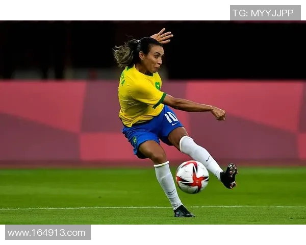 足球巨星风采展：从赛场到传奇，见证巅峰时刻的荣耀与传奇